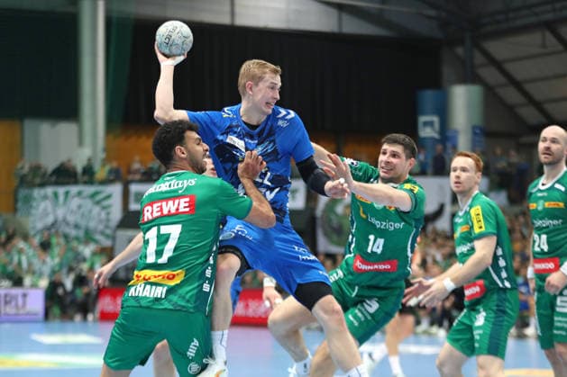 Handball DAIKIN HBL, SC DHfK Leipzig - TVB Stuttgart; 15.03.2026 Torben Matzken (22, TVB Stuttgart) in der Zange von Ahmed Khairi (17, SC DHfK Leipzig) und Marko Mamic (14, SC DHfK Leipzig). Handball, DAIKIN HBL, 1. Bundesliga, Saison 2025 2026, 25. Spieltag: SC DHfK Leipzig vs. TVB Stuttgart am 15.03.2026 in der Quarterback Immobilien Arena Leipzig. Copyright: xBEAUTIFULxSPORTS JanxKaeferx