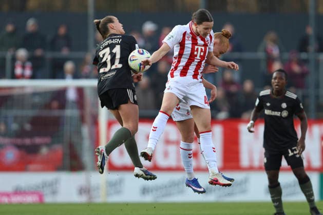 Georgia Stanway (FC Bayern München), Sara AgreÅ¾ (1.FC Köln) und Laura Vogt (1.FC Köln) im Zweikampf waehrend des Spiels der Frauen Bundesliga zwischen 1.FC Köln und Bayern München, Franz-Kremer-Stadion am 15. März in Köln, Deutschland. (Foto von Oliver Kaelke DeFodi Images) +++ Georgia Stanway (FC Bayern München), Sara AgreÅ¾ (1.FC Köln) und Laura Vogt (1.FC Köln) battle for the ball during the Woman Bundesliga match between 1.FC Köln and Bayern München at Franz-Kremer-Stadion on March 15, 2026 in Cologne, Germany. (Photo by Oliver Kaelke DeFodi Images) DFL regulations prohibit any use of photographs as image sequences and or quasi-video. (Photo by Oliver Kaelke DeFodi Images) -