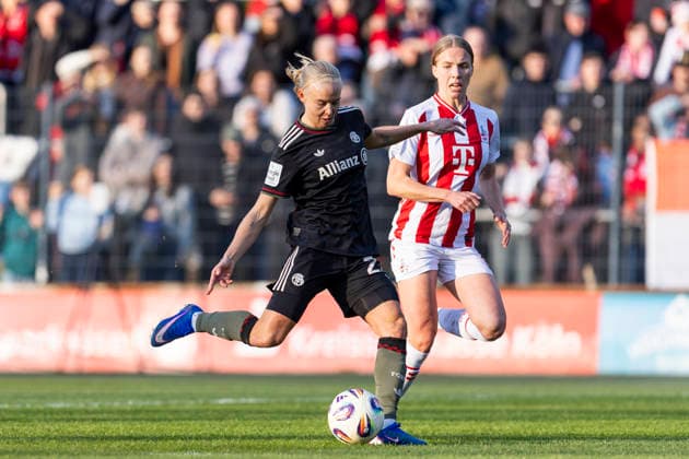 Google Pixel Frauen-Bundesliga: 1. FC Köln - FC Bayern München; 15.03.2026 Pernille Harder (FC Bayern München, 21) erzielt das Tor zur 1:0 Führung, Celina Degen (1. FC Köln, 5) kann es nicht verhindern am 20. Spieltag der Google Pixel Frauen-Bundesliga im Spiel des 1. FC Köln gegen den FC Bayern München am 15.03.2026 im Franz-Kremer-Stadion in Köln, Deutschland. Copyright: xBEAUTIFULxSPORTS Meuselx