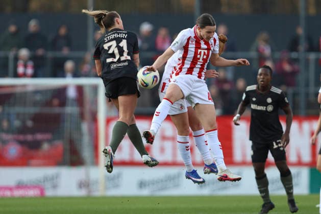 Georgia Stanway (FC Bayern München), Sara AgreÅ¾ (1.FC Köln) und Laura Vogt (1.FC Köln) im Zweikampf waehrend des Spiels der Frauen Bundesliga zwischen 1.FC Köln und Bayern München, Franz-Kremer-Stadion am 15. März in Köln, Deutschland. (Foto von Oliver Kaelke DeFodi Images) +++ Georgia Stanway (FC Bayern München), Sara AgreÅ¾ (1.FC Köln) und Laura Vogt (1.FC Köln) battle for the ball during the Woman Bundesliga match between 1.FC Köln and Bayern München at Franz-Kremer-Stadion on March 15, 2026 in Cologne, Germany. (Photo by Oliver Kaelke DeFodi Images) DFL regulations prohibit any use of photographs as image sequences and or quasi-video. (Photo by Oliver Kaelke DeFodi Images) -