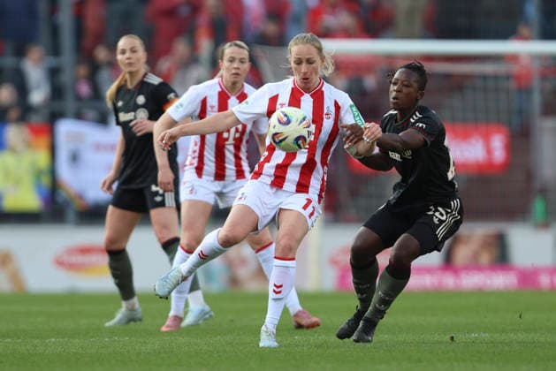 Pauline Bremer (1.FC Köln) und Bernadette Kakounan Amani (FC Bayern München) im Zweikampf waehrend des Spiels der Frauen Bundesliga zwischen 1.FC Köln und Bayern München, Franz-Kremer-Stadion am 15. März in Köln, Deutschland. (Foto von Oliver Kaelke DeFodi Images) +++ Pauline Bremer (1.FC Köln) und Bernadette Kakounan Amani (FC Bayern München) battle for the ball during the Woman Bundesliga match between 1.FC Köln and Bayern München at Franz-Kremer-Stadion on March 15, 2026 in Cologne, Germany. (Photo by Oliver Kaelke DeFodi Images) DFL regulations prohibit any use of photographs as image sequences and or quasi-video. (Photo by Oliver Kaelke DeFodi Images) -
