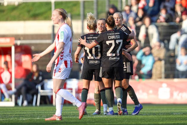Pernille Harder (FC Bayern München) Torjubel,jubelt mit ihrer Mannschaft nach dem Treffer zum 0:2 waehrend des Spiels der Frauen Bundesliga zwischen 1.FC Köln und Bayern München, Franz-Kremer-Stadion am 15. März in Köln, Deutschland. (Foto von Oliver Kaelke DeFodi Images) +++ Pernille Harder (FC Bayern München) celebrates after scoring her team s second goal with teammates during the Woman Bundesliga match between 1.FC Köln and Bayern München at Franz-Kremer-Stadion on March 15, 2026 in Cologne, Germany. (Photo by Oliver Kaelke DeFodi Images) DFL regulations prohibit any use of photographs as image sequences and or quasi-video. (Photo by Oliver Kaelke DeFodi Images) -