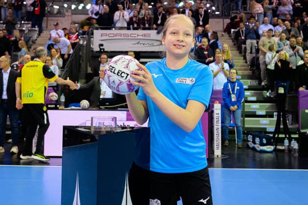 Handball: DHB-Pokal, Finale, HSG Bensheim Auerbach - Borussia Dortmund Stuttgart Porsche Arena Baden-Württemberg Deutschland