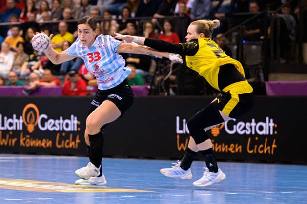 Handball: DHB-Pokal, Finale, HSG Bensheim Auerbach - Borussia Dortmund Lucie-Marie Kretzschmar (Bensheim), Emma Olsson (Dortmund) Stuttgart Porsche Arena Baden-Württemberg Deutschland