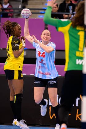 Handball: DHB-Pokal, Finale, HSG Bensheim Auerbach - Borussia Dortmund Mia Ziercke (Bensheim), Torhueterin Sarah Wachter (Dortmund) Stuttgart Porsche Arena Baden-Württemberg Deutschland