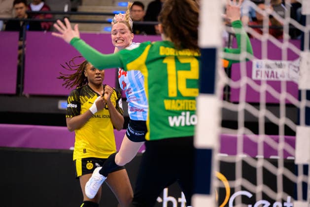 Handball: DHB-Pokal, Finale, HSG Bensheim Auerbach - Borussia Dortmund Mia Ziercke (Bensheim), Torhueterin Sarah Wachter (Dortmund) Stuttgart Porsche Arena Baden-Württemberg Deutschland