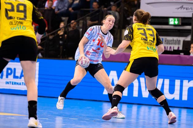 Handball: DHB-Pokal, Finale, HSG Bensheim Auerbach - Borussia Dortmund Matilda Ehlert (Bensheim), Guro Nestaker (Dortmund) Stuttgart Porsche Arena Baden-Württemberg Deutschland