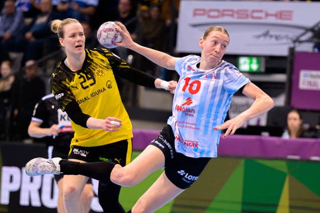 Handball: DHB-Pokal, Finale, HSG Bensheim Auerbach - Borussia Dortmund v.li. Emma Olsson (Dortmund), Matilda Ehlert (Bensheim) Stuttgart Porsche Arena Baden-Württemberg Deutschland