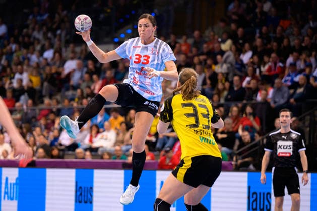 Handball: DHB-Pokal, Finale, HSG Bensheim Auerbach - Borussia Dortmund Lucie-Marie Kretzschmar (Bensheim), Guro Nestaker (Dortmund) Stuttgart Porsche Arena Baden-Württemberg Deutschland