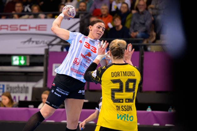 Handball: DHB-Pokal, Finale, HSG Bensheim Auerbach - Borussia Dortmund Lucie-Marie Kretzschmar (Bensheim), Emma Olsson (Dortmund) Stuttgart Porsche Arena Baden-Württemberg Deutschland