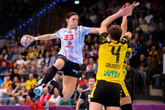 Handball: DHB-Pokal, Finale, HSG Bensheim Auerbach - Borussia Dortmund Lucie-Marie Kretzschmar (Bensheim), Alina Grijseels (Dortmund) Stuttgart Porsche Arena Baden-Württemberg Deutschland