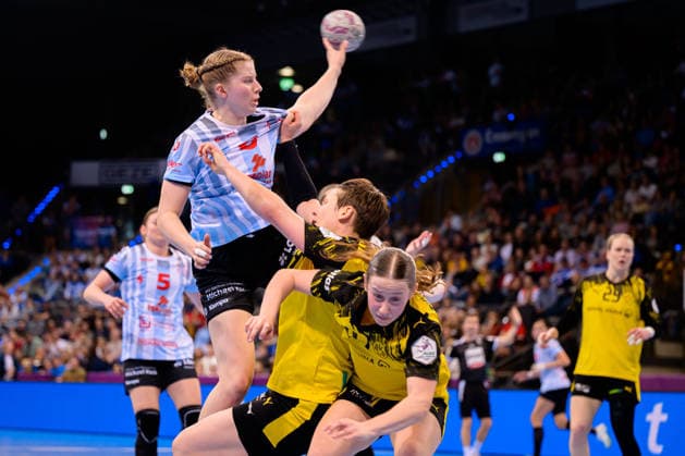 Handball: DHB-Pokal, Finale, HSG Bensheim Auerbach - Borussia Dortmund Nina Engel (Bensheim), Alina Grijseels (Dortmund) Stuttgart Porsche Arena Baden-Württemberg Deutschland