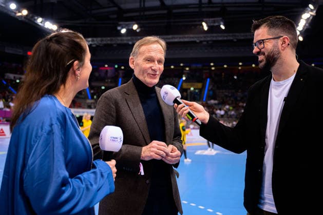Handball: DHB-Pokal, Finale, HSG Bensheim Auerbach - Borussia Dortmund v.li. Isabell Klein, Hans-Joachim Watzke im Interview mit Tobias Schimon Stuttgart Porsche Arena Baden-Württemberg Deutschland