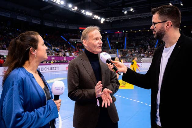 Handball: DHB-Pokal, Finale, HSG Bensheim Auerbach - Borussia Dortmund v.li. Isabell Klein, Hans-Joachim Watzke im Interview mit Tobias Schimon Stuttgart Porsche Arena Baden-Württemberg Deutschland