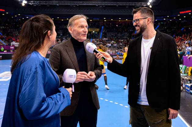 Handball: DHB-Pokal, Finale, HSG Bensheim Auerbach - Borussia Dortmund v.li. Isabell Klein, Hans-Joachim Watzke im Interview mit Tobias Schimon Stuttgart Porsche Arena Baden-Württemberg Deutschland