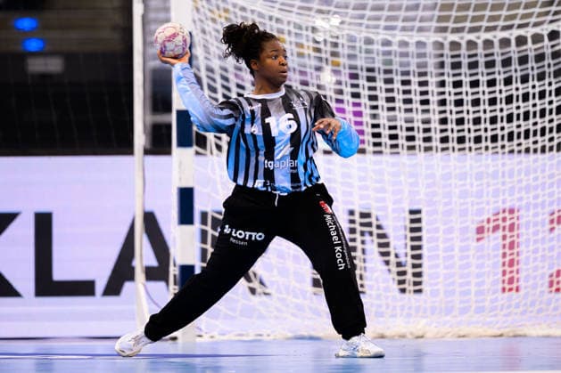 Handball: DHB-Pokal, Finale, HSG Bensheim Auerbach - Borussia Dortmund Torhueterin Vanessa Fehr (Bensheim) Stuttgart Porsche Arena Baden-Württemberg Deutschland