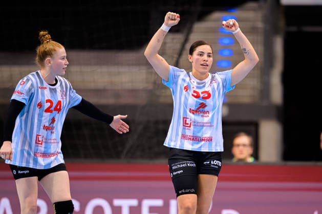 Handball: DHB-Pokal, Finale, HSG Bensheim Auerbach - Borussia Dortmund Meike Schmelzer (Bensheim), Lucie-Marie Kretzschmar (Bensheim) Stuttgart Porsche Arena Baden-Württemberg Deutschland