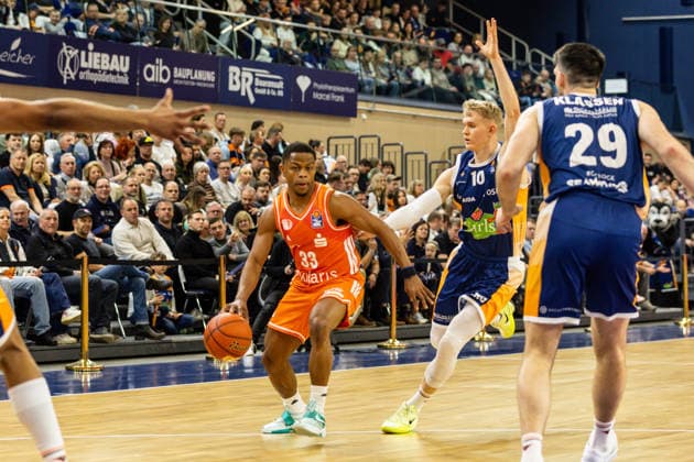 GER, easy-Credit Basketball-Bundesliga, Rostock Seawolves - Niners Chemnitz. 15.03.2026, Stadthalle, Rostock, GER, easy-Credit Basketball-Bundesliga, Rostock Seawolves - Niners Chemnitz. Eric Washington (Niners Chemnitz, 33), Lukasz Kolenda (Rostock Seawolves 10) Foto Alexander Trienitz Rostock Stadthalle Mecklenburg-Vorpommern Deutschland