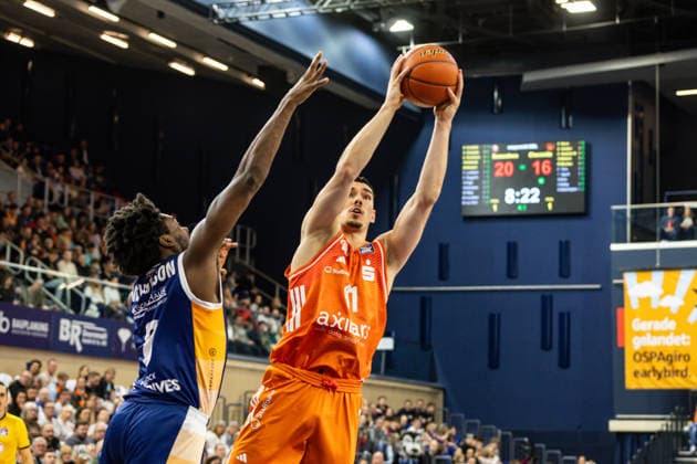 GER, easy-Credit Basketball-Bundesliga, Rostock Seawolves - Niners Chemnitz. 15.03.2026, Stadthalle, Rostock, GER, easy-Credit Basketball-Bundesliga, Rostock Seawolves - Niners Chemnitz. Yordan Minchev (Niners Chemnitz, 91), Kassim Nicholson (Rostock Seawolves 8) Foto Alexander Trienitz Rostock Stadthalle Mecklenburg-Vorpommern Deutschland