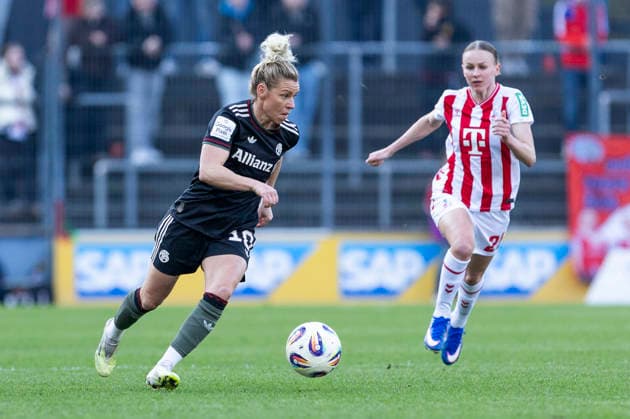 Google Pixel Frauen-Bundesliga: 1. FC Köln - FC Bayern München; 15.03.2026 Linda Dallmann (FC Bayern München, 10), Laura Donhauser (1. FC Köln, 25) am 20. Spieltag der Google Pixel Frauen-Bundesliga im Spiel des 1. FC Köln gegen den FC Bayern München am 15.03.2026 im Franz-Kremer-Stadion in Köln, Deutschland. Copyright: xBEAUTIFULxSPORTS Meuselx