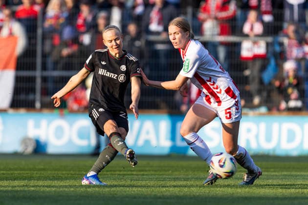 Google Pixel Frauen-Bundesliga: 1. FC Köln - FC Bayern München; 15.03.2026 Pernille Harder (FC Bayern München, 21) erzielt gegen Celina Degen (1. FC Köln, 5) ihr zweites Tor am 20. Spieltag der Google Pixel Frauen-Bundesliga im Spiel des 1. FC Köln gegen den FC Bayern München am 15.03.2026 im Franz-Kremer-Stadion in Köln, Deutschland. Copyright: xBEAUTIFULxSPORTS Meuselx