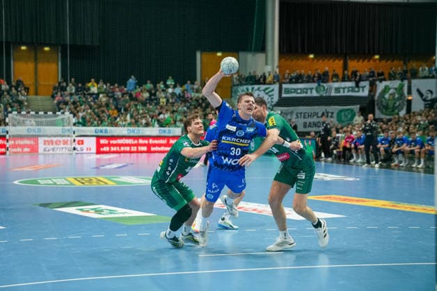 Marco Mengon (TVB Stuttgart, 30) wird während des Torwurfs gehalten SC DHfK Leipzig vs. TVB Stuttgart, Handball, 1. Handball-Bundesliga, 25. Spieltag, Saison 2025 2026, 15.03.2026 SC DHfK Leipzig vs. TVB Stuttgart, Handball, 1. Handball-Bundesliga, 25. Spieltag, Saison 2025 2026, 15.03.2026 Leipzig Copyright: xEibner-Pressefoto PiaxSchindlerx EP_PSR