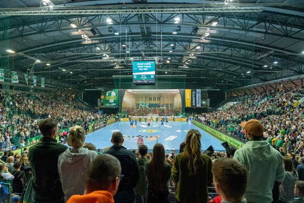 Blick durch das Publikum aufs Spielfeld in der Leipziger QUARTERBACK Immobilien ARENA SC DHfK Leipzig vs. TVB Stuttgart, Handball, 1. Handball-Bundesliga, 25. Spieltag, Saison 2025 2026, 15.03.2026 SC DHfK Leipzig vs. TVB Stuttgart, Handball, 1. Handball-Bundesliga, 25. Spieltag, Saison 2025 2026, 15.03.2026 Leipzig Copyright: xEibner-Pressefoto PiaxSchindlerx EP_PSR
