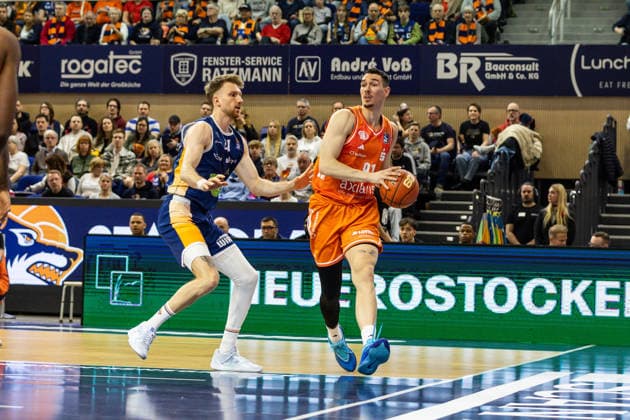 GER, easy-Credit Basketball-Bundesliga, Rostock Seawolves - Niners Chemnitz. 15.03.2026, Stadthalle, Rostock, GER, easy-Credit Basketball-Bundesliga, Rostock Seawolves - Niners Chemnitz. Yordan Minchev (Niners Chemnitz, 91), Andy van Vliet (Rostock Seawolves 81) Foto Alexander Trienitz Rostock Stadthalle Mecklenburg-Vorpommern Deutschland