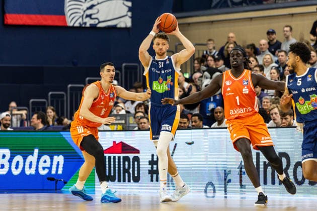 GER, easy-Credit Basketball-Bundesliga, Rostock Seawolves - Niners Chemnitz. 15.03.2026, Stadthalle, Rostock, GER, easy-Credit Basketball-Bundesliga, Rostock Seawolves - Niners Chemnitz. Andy van Vliet (Rostock Seawolves 81), Aher Uguak (Niners Chemnitz, 1) Foto Alexander Trienitz Rostock Stadthalle Mecklenburg-Vorpommern Deutschland