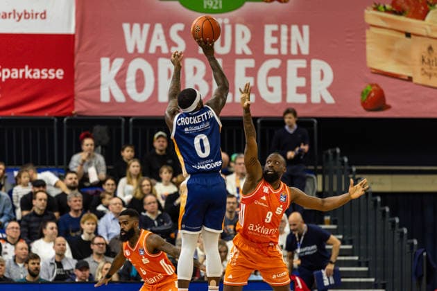 GER, easy-Credit Basketball-Bundesliga, Rostock Seawolves - Niners Chemnitz. 15.03.2026, Stadthalle, Rostock, GER, easy-Credit Basketball-Bundesliga, Rostock Seawolves - Niners Chemnitz. TJ Crockett Jr. (Rostock Seawolves 0), John Edward Newman III (Niners Chemnitz, 9) Foto Alexander Trienitz Rostock Stadthalle Mecklenburg-Vorpommern Deutschland