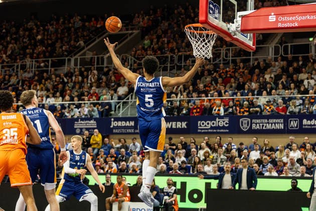 GER, easy-Credit Basketball-Bundesliga, Rostock Seawolves - Niners Chemnitz. 15.03.2026, Stadthalle, Rostock, GER, easy-Credit Basketball-Bundesliga, Rostock Seawolves - Niners Chemnitz. D Shawn Schwartz (Rostock Seawolves 5) Foto Alexander Trienitz Rostock Stadthalle Mecklenburg-Vorpommern Deutschland
