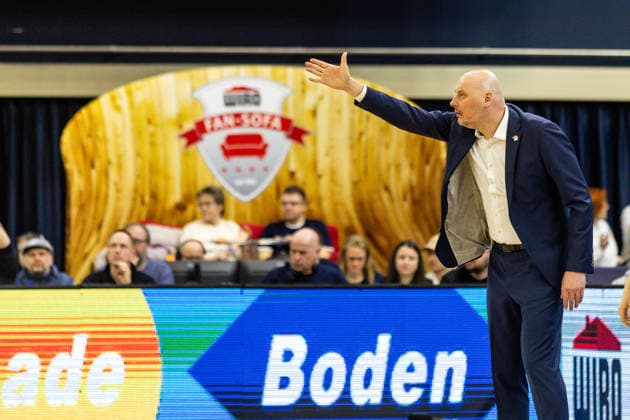 GER, easy-Credit Basketball-Bundesliga, Rostock Seawolves - Niners Chemnitz. 15.03.2026, Stadthalle, Rostock, GER, easy-Credit Basketball-Bundesliga, Rostock Seawolves - Niners Chemnitz. Przemyslaw Frasunkiewicz (Head-Coach), Rostock Seawolves gibt Handzeichen Foto Alexander Trienitz Rostock Stadthalle Mecklenburg-Vorpommern Deutschland