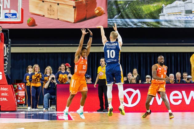 GER, easy-Credit Basketball-Bundesliga, Rostock Seawolves - Niners Chemnitz. 15.03.2026, Stadthalle, Rostock, GER, easy-Credit Basketball-Bundesliga, Rostock Seawolves - Niners Chemnitz. Lukasz Kolenda (Rostock Seawolves 10), Eric Washington (Niners Chemnitz, 33) Foto Alexander Trienitz Rostock Stadthalle Mecklenburg-Vorpommern Deutschland