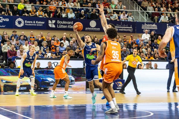 GER, easy-Credit Basketball-Bundesliga, Rostock Seawolves - Niners Chemnitz. 15.03.2026, Stadthalle, Rostock, GER, easy-Credit Basketball-Bundesliga, Rostock Seawolves - Niners Chemnitz. Elias Baggette (Rostock Seawolves 4), Roman Bedime (Niners Chemnitz, 35) Foto Alexander Trienitz Rostock Stadthalle Mecklenburg-Vorpommern Deutschland