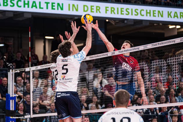 Volleyball I Herren I Saison 2025-2026 I Bundesliga I SVG Lüneburg - ASV Dachau I 15.03.2026 Duell zwischen Christopher Byam (4, SVG Lüneburg), Alexander King (5, ASV Dachau) und Tobias Besenböck (12, ASV Dachau) Lüneburg LKH Arena Niedersachsen Deutschland Copyright: xLobeca Björn-OlexKehmx