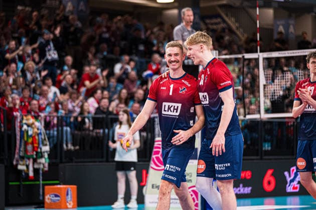 Volleyball I Herren I Saison 2025-2026 I Bundesliga I SVG Lüneburg - ASV Dachau I 15.03.2026 Shane Holdaway (1, SVG Lüneburg) im Gespräch mit Axel Valdemar Juul Larsen (18, SVG Lüneburg) Lüneburg LKH Arena Niedersachsen Deutschland Copyright: xLobeca Björn-OlexKehmx