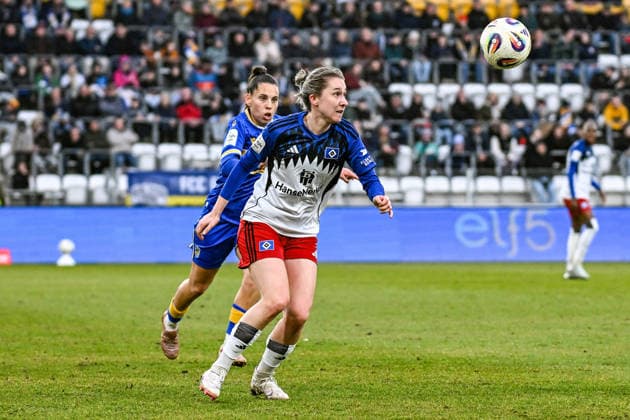 Fußball I Frauen I Saison 2025-2026 I Bundesliga I 20. Spieltag I FC Carl Zeiss Jena - Hamburger SV I 15.03.2026 Noemi Gentile (25, FC Carl Zeiss Jena) geht in den Zweikampf gegen Maria Mikolajova (27, Hamburger SV) Jena Ernst-Abbe-Sportfeld, ad hoc Arena Thüringen Deutschland Copyright: xLobeca InesxHähnelx