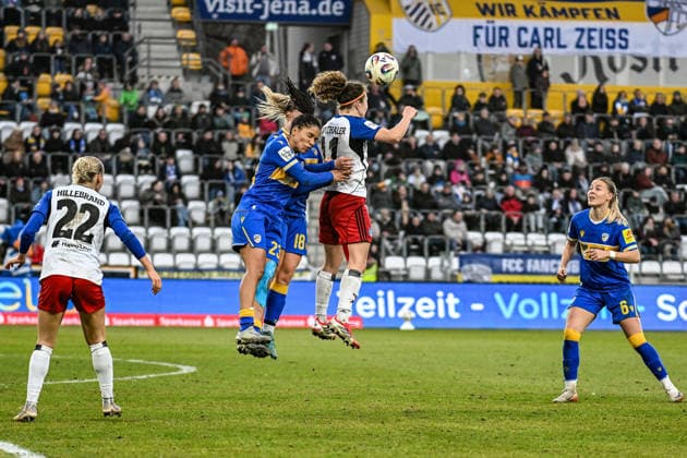 Fußball I Frauen I Saison 2025-2026 I Bundesliga I 20. Spieltag I FC Carl Zeiss Jena - Hamburger SV I 15.03.2026 Kopfballduell Josephine Bonsu (23, FC Carl Zeiss Jena) und Melanie Brunnthaler (11, Hamburger SV) Jena Ernst-Abbe-Sportfeld, ad hoc Arena Thüringen Deutschland Copyright: xLobeca InesxHähnelx
