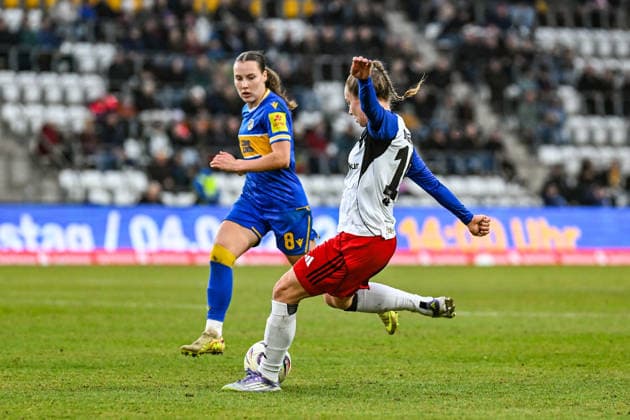 Fußball I Frauen I Saison 2025-2026 I Bundesliga I 20. Spieltag I FC Carl Zeiss Jena - Hamburger SV I 15.03.2026 Christin Meyer (16, Hamburger SV) schießt, Felicia Sophie Sträßer (8, FC Carl Zeiss Jena) eilt zur Abwehr herbei Jena Ernst-Abbe-Sportfeld, ad hoc Arena Thüringen Deutschland Copyright: xLobeca InesxHähnelx