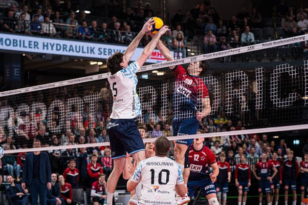 Volleyball I Herren I Saison 2025-2026 I Bundesliga I SVG Lüneburg - ASV Dachau I 15.03.2026 Duell am Netz zwischen Ethan Robert Champlin (20, SVG Lüneburg) und Alexander King (5, ASV Dachau) Lüneburg LKH Arena Niedersachsen Deutschland Copyright: xLobeca Björn-OlexKehmx