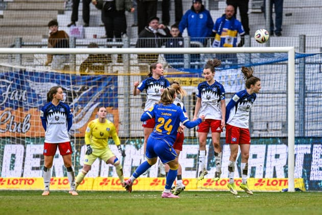 Fußball I Frauen I Saison 2025-2026 I Bundesliga I 20. Spieltag I FC Carl Zeiss Jena - Hamburger SV I 15.03.2026 Isabella Jaron (24, FC Carl Zeiss Jena) bringt den Freistoß über die Mauer aufs Tor Jena Ernst-Abbe-Sportfeld, ad hoc Arena Thüringen Deutschland Copyright: xLobeca InesxHähnelx