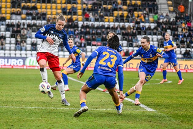 Fußball I Frauen I Saison 2025-2026 I Bundesliga I 20. Spieltag I FC Carl Zeiss Jena - Hamburger SV I 15.03.2026 Christin Meyer (16, Hamburger SV) spielt den Ball an Josephine Bonsu (23, FC Carl Zeiss Jena) vorbei Jena Ernst-Abbe-Sportfeld, ad hoc Arena Thüringen Deutschland Copyright: xLobeca InesxHähnelx