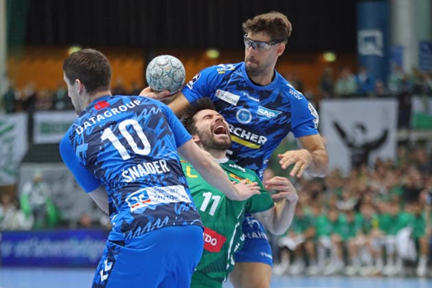 Handball DAIKIN HBL, SC DHfK Leipzig - TVB Stuttgart; 15.03.2026 Lukas Binder (11, SC DHfK Leipzig) geht zwischen Ivan Snajder (10, TVB Stuttgart) und Antonio Serradilla (5, TVB Stuttgart) zu Boden. Handball, DAIKIN HBL, 1. Bundesliga, Saison 2025 2026, 25. Spieltag: SC DHfK Leipzig vs. TVB Stuttgart am 15.03.2026 in der Quarterback Immobilien Arena Leipzig. Copyright: xBEAUTIFULxSPORTS JanxKaeferx