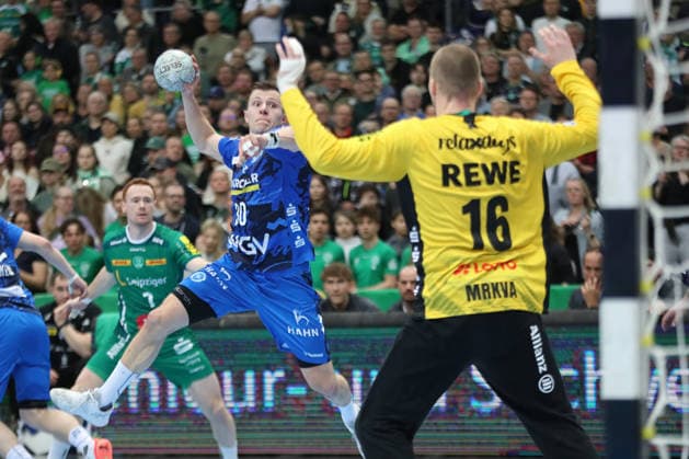 Handball DAIKIN HBL, SC DHfK Leipzig - TVB Stuttgart; 15.03.2026 Marco Mengon (30, TVB Stuttgart) fliegt Richtung Torwart Tomas Mrkva (16, SC DHfK Leipzig). Handball, DAIKIN HBL, 1. Bundesliga, Saison 2025 2026, 25. Spieltag: SC DHfK Leipzig vs. TVB Stuttgart am 15.03.2026 in der Quarterback Immobilien Arena Leipzig. Copyright: xBEAUTIFULxSPORTS JanxKaeferx