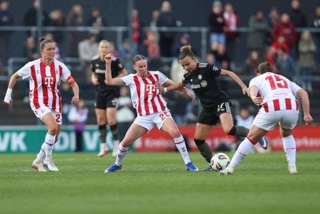 Laura Donhauser (1.FC Köln), Arianna Caruso (FC Bayern München) und Amelie Bohnen (1.FC Köln) im Zweikampf waehrend des Spiels der Frauen Bundesliga zwischen 1.FC Köln und Bayern München, Franz-Kremer-Stadion am 15. März in Köln, Deutschland. (Foto von Oliver Kaelke DeFodi Images) +++ Laura Donhauser (1.FC Köln), Arianna Caruso (FC Bayern München) und Amelie Bohnen (1.FC Köln) battle for the ball during the Woman Bundesliga match between 1.FC Köln and Bayern München at Franz-Kremer-Stadion on March 15, 2026 in Cologne, Germany. (Photo by Oliver Kaelke DeFodi Images) DFL regulations prohibit any use of photographs as image sequences and or quasi-video. (Photo by Oliver Kaelke DeFodi Images) -