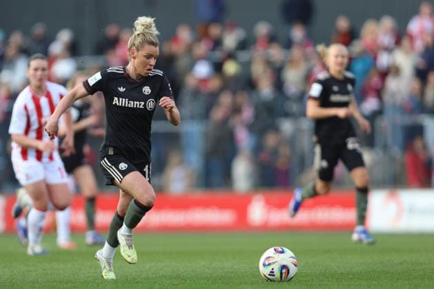 Linda Dallmann (FC Bayern München) in Aktion, am Ball, Einzelaktion waehrend des Spiels der Frauen Bundesliga zwischen 1.FC Köln und Bayern München, Franz-Kremer-Stadion am 15. März in Köln, Deutschland. (Foto von Oliver Kaelke DeFodi Images) +++ Linda Dallmann (FC Bayern München) controls the ball during the Woman Bundesliga match between 1.FC Köln and Bayern München at Franz-Kremer-Stadion on March 15, 2026 in Cologne, Germany. (Photo by Oliver Kaelke DeFodi Images) DFL regulations prohibit any use of photographs as image sequences and or quasi-video. (Photo by Oliver Kaelke DeFodi Images) -