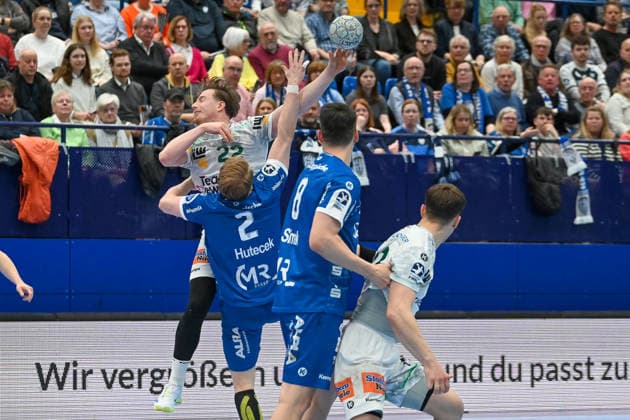 Erik Persson (Frisch Auf Goeppingen, 22) gegen Lukas Hutecek (TBV Lemgo Lippe, 02) TBV Lemgo Lippe vs. Frisch Auf Goeppingen, Handball, 1. Bundesliga, 25. Spieltag, Saison 2025 2026, 15.03.2026, TBV Lemgo Lippe vs. Frisch Auf Goeppingen, Handball, 1. Bundesliga, 25. Spieltag, Saison 2025 2026, 15.03.2026 Lemgo Copyright: xEibner-Pressefoto RobertxGertzenx EP_RGN