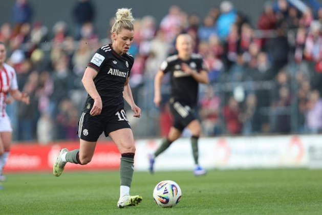 Linda Dallmann (FC Bayern München) in Aktion, am Ball, Einzelaktion waehrend des Spiels der Frauen Bundesliga zwischen 1.FC Köln und Bayern München, Franz-Kremer-Stadion am 15. März in Köln, Deutschland. (Foto von Oliver Kaelke DeFodi Images) +++ Linda Dallmann (FC Bayern München) controls the ball during the Woman Bundesliga match between 1.FC Köln and Bayern München at Franz-Kremer-Stadion on March 15, 2026 in Cologne, Germany. (Photo by Oliver Kaelke DeFodi Images) DFL regulations prohibit any use of photographs as image sequences and or quasi-video. (Photo by Oliver Kaelke DeFodi Images) -