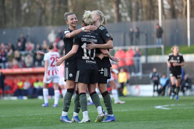 Linda Dallmann (FC Bayern München) Torjubel,jubelt mit ihrer Mannschaft nach dem Treffer zum 0:3 waehrend des Spiels der Frauen Bundesliga zwischen 1.FC Köln und Bayern München, Franz-Kremer-Stadion am 15. März in Köln, Deutschland. (Foto von Oliver Kaelke DeFodi Images) +++ Linda Dallmann (FC Bayern München) celebrates after scoring her team s third goal with teammates during the Woman Bundesliga match between 1.FC Köln and Bayern München at Franz-Kremer-Stadion on March 15, 2026 in Cologne, Germany. (Photo by Oliver Kaelke DeFodi Images) DFL regulations prohibit any use of photographs as image sequences and or quasi-video. (Photo by Oliver Kaelke DeFodi Images) -