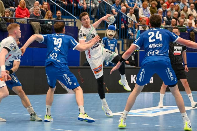 Erik Persson (Frisch Auf Goeppingen, 22) gegen Hendrik Wagner (TBV Lemgo Lippe, 28) TBV Lemgo Lippe vs. Frisch Auf Goeppingen, Handball, 1. Bundesliga, 25. Spieltag, Saison 2025 2026, 15.03.2026, TBV Lemgo Lippe vs. Frisch Auf Goeppingen, Handball, 1. Bundesliga, 25. Spieltag, Saison 2025 2026, 15.03.2026 Lemgo Copyright: xEibner-Pressefoto RobertxGertzenx EP_RGN